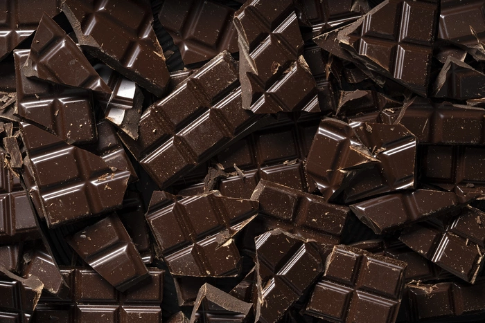 شکلات ریل درخشندگی و شکنندگی بیشتری نسبت به شکلات کامپاند دارد.