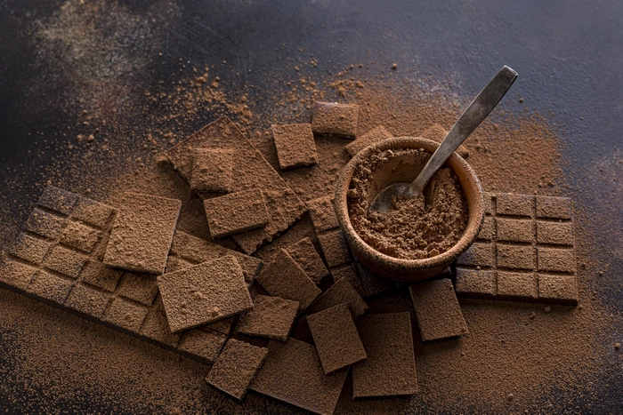 مهم‌ترین فرق شکلات و کاکائو مربوط به وجود کره‌کاکائو در شکلات است.