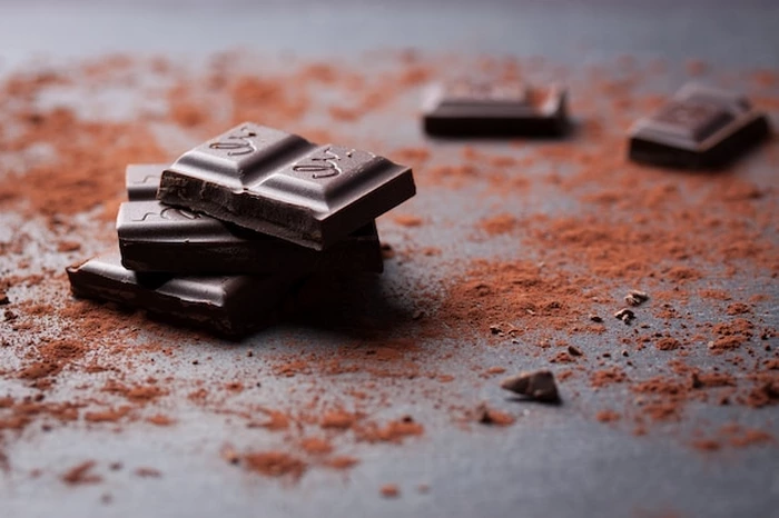 کربوهیدرات شکلات تلخ در هر 100 گرم، 54 گرم است.