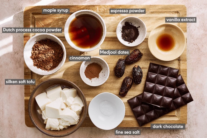 مواد اولیه برای طرز تهیه موس شکلاتی بدون خامه