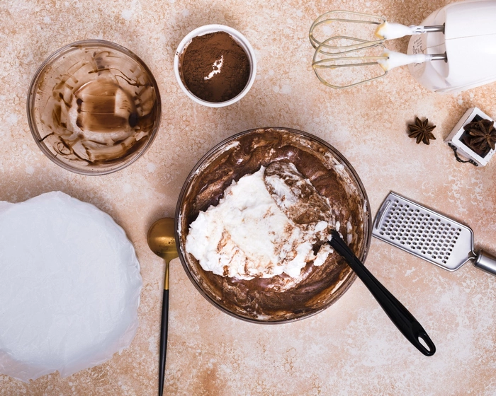 مواد اولیه‌ای که در طرز تهیه دسر شکلاتی با شیر آمده بسیار آسان است.