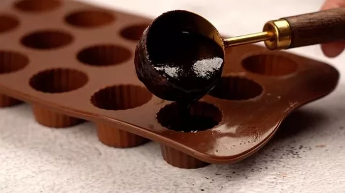 ریختن شکلات در قالب