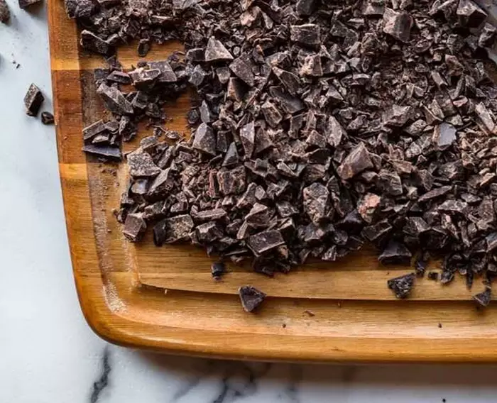  برای کیفیت بهتر ترافل، قبل از ریختن خامه گرم شکلات را خرد کنید.